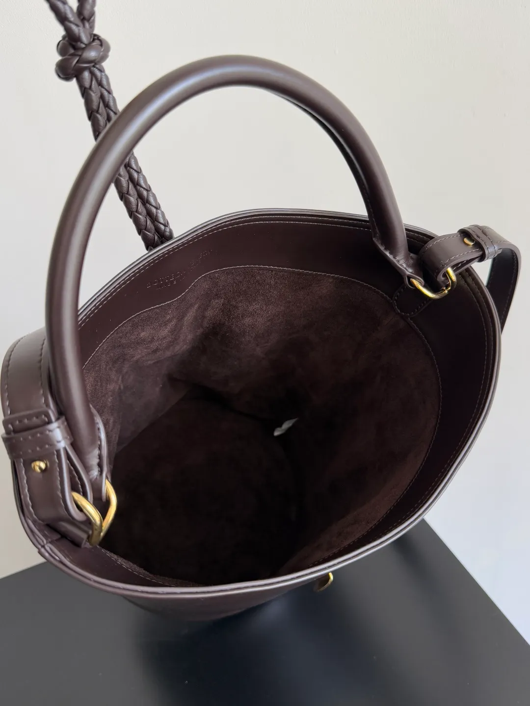 Batch 1920 BOTTEGA VENETA 2025 new women's LIBERTA small bucket bag The wind of "freedom" is still blowing towards summer🫧Unique bag shape and large enough capacity. This kind of small bag has always been very popular in summer. It can easily store essential items such as sunscreen and mini 5-fold umbrella when carrying it when going out. It uses braided knots and horseshoe buckle shapes. The metal ring is used for opening and closing, and the classic weaving is only used as an embellishment here, giving way to the simplicity of all-leather. It is a true combination of innovation and classics. It is also equipped with a detachable long shoulder strap. Friends who don’t like to carry it on the shoulder can only buy this bag and have more choices. Style number: 806038 Size: 30*18*18cm